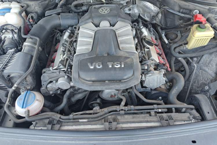 Used Volkswagen Touareg 2011 3.0 TSI Standard Version Engine Bay