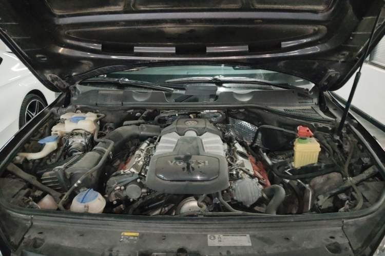 Used Volkswagen Touareg 2011 3.0 TSI Comfort Version Engine Bay