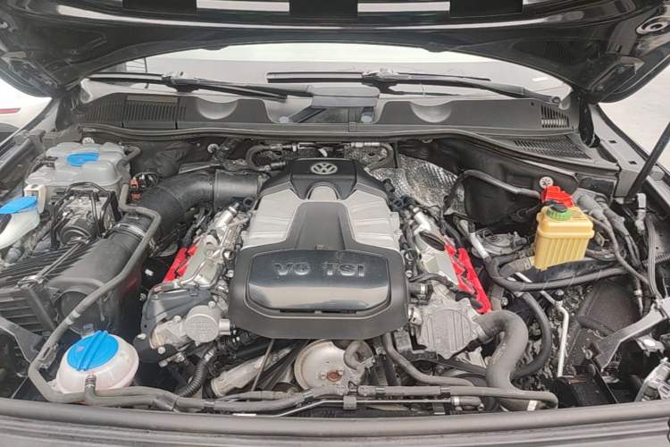 Used Volkswagen Touareg 2011 3.0 TSI Comfort Version Engine Bay