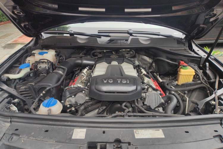 Used Volkswagen Touareg 2011 3.0 TSI Luxury Edition Engine Bay