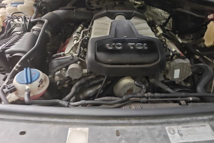 Used Volkswagen Touareg 2011 3.0 TSI High-End Version Engine Bay