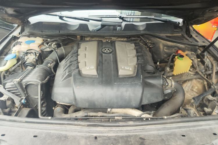 Used Volkswagen Touareg 2011 3.0 TDI Diesel Standard Version Engine Bay