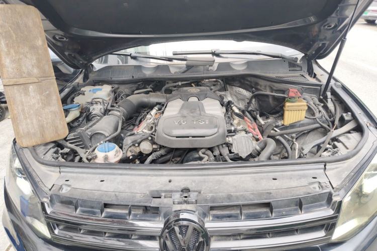 Used Volkswagen Touareg 2011 3.0 TSI High-End Version Engine Bay