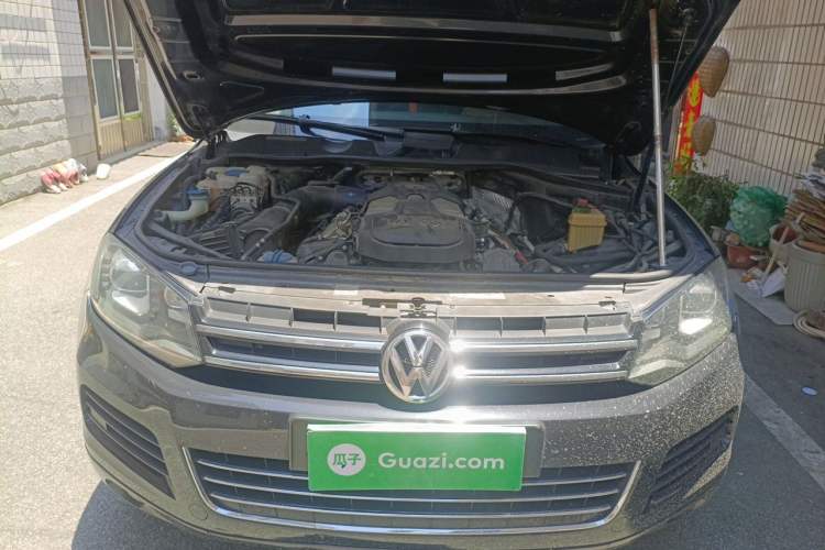 Used Volkswagen Touareg 2011 3.0 TSI Comfort Version Engine Bay