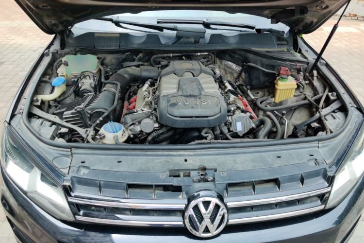 Used Volkswagen Touareg 2011 3.0 TSI Standard Version Engine Bay
