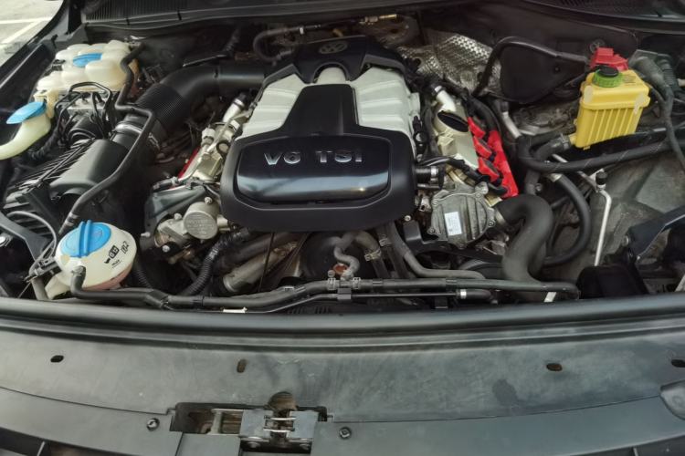 Used Volkswagen Touareg 2011 3.0 TSI Comfort Version Engine Bay