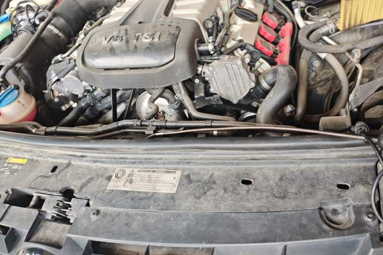 Used Volkswagen Touareg 2011 3.0 TSI High-End Version Engine Bay