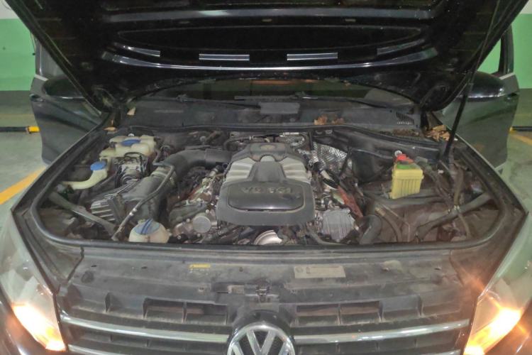 Used Volkswagen Touareg 2011 3.0 TSI Comfort Version Engine Bay