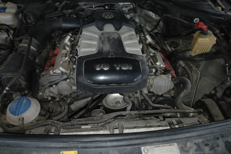 Used Volkswagen Touareg 2011 3.0 TSI Standard Version Engine Bay