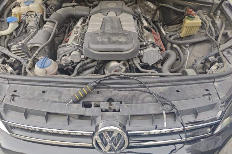Used Volkswagen Touareg 2011 3.0 TSI High-End Version Engine Bay