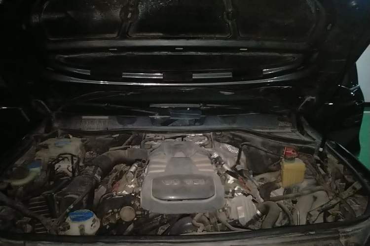 Used Volkswagen Touareg 2011 3.0 TSI Standard Version Engine Bay