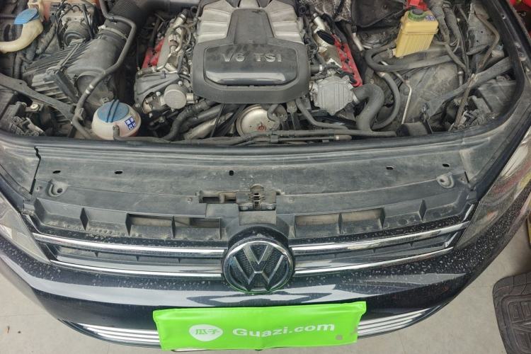 Used Volkswagen Touareg 2011 3.0 TSI Comfort Version Engine Bay