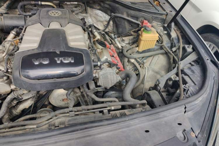Used Volkswagen Touareg 2011 3.0 TSI Comfort Version Engine Bay Left