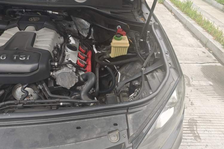 Used Volkswagen Touareg 2011 3.0 TSI Comfort Version Engine Bay Left