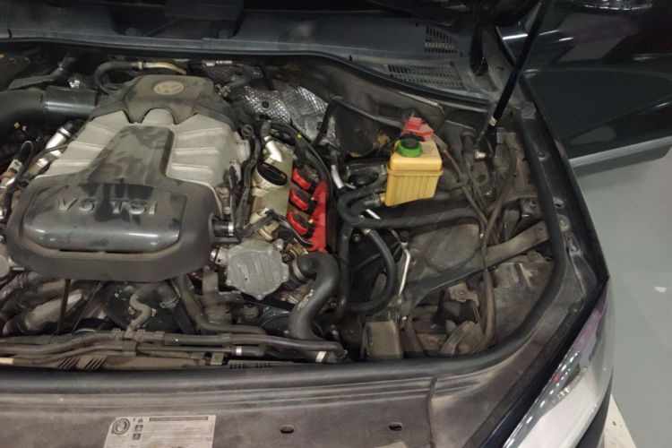 Used Volkswagen Touareg 2011 3.0 TSI Standard Version Engine Bay Left