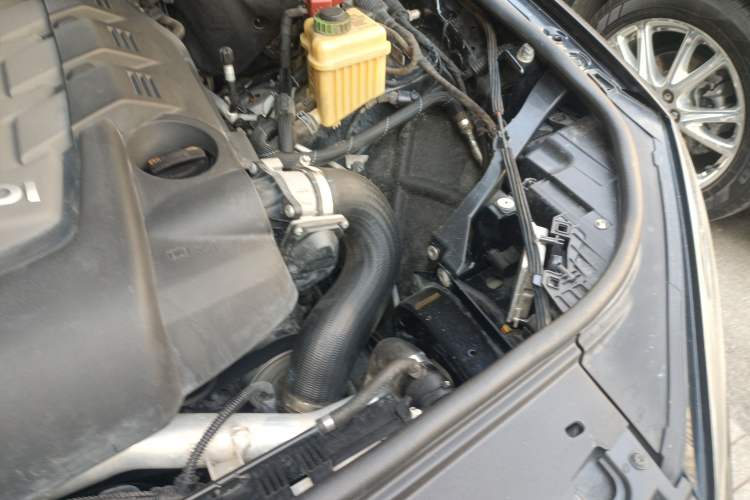 Used Volkswagen Touareg 2011 3.0 TDI Diesel Luxury Model Engine Bay Left