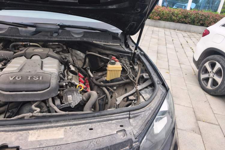 Used Volkswagen Touareg 2011 3.0 TSI Standard Version Engine Bay Left