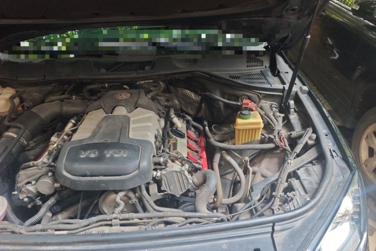 Used Volkswagen Touareg 2011 3.0 TSI High-End Version Engine Bay Left