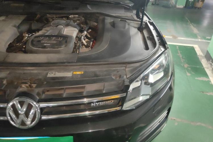 Used Volkswagen Touareg 2011 3.0 TSI Hybrid Engine Bay Left