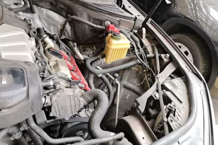 Used Volkswagen Touareg 2011 3.0 TSI Comfort Version Engine Bay Left
