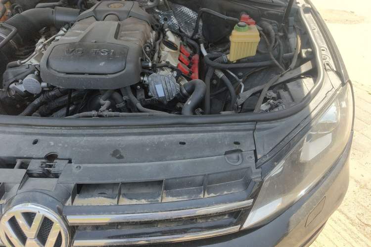 Used Volkswagen Touareg 2011 3.0 TSI High-End Version Engine Bay Left