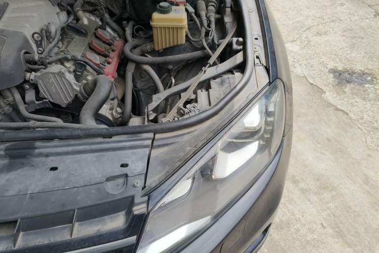 Used Volkswagen Touareg 2011 3.0 TSI Comfort Version Engine Bay Left