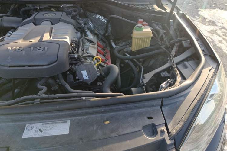 Used Volkswagen Touareg 2011 3.0 TSI Comfort Version Engine Bay Left