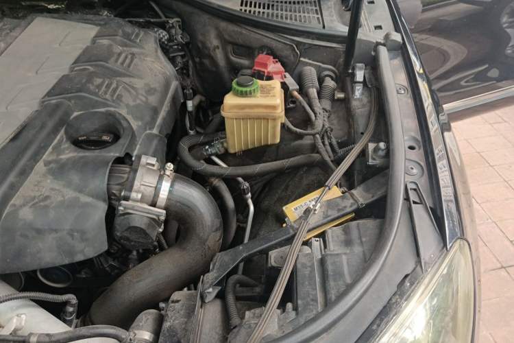 Used Volkswagen Touareg 2011 3.0 TDI Diesel Standard Version Engine Bay Left