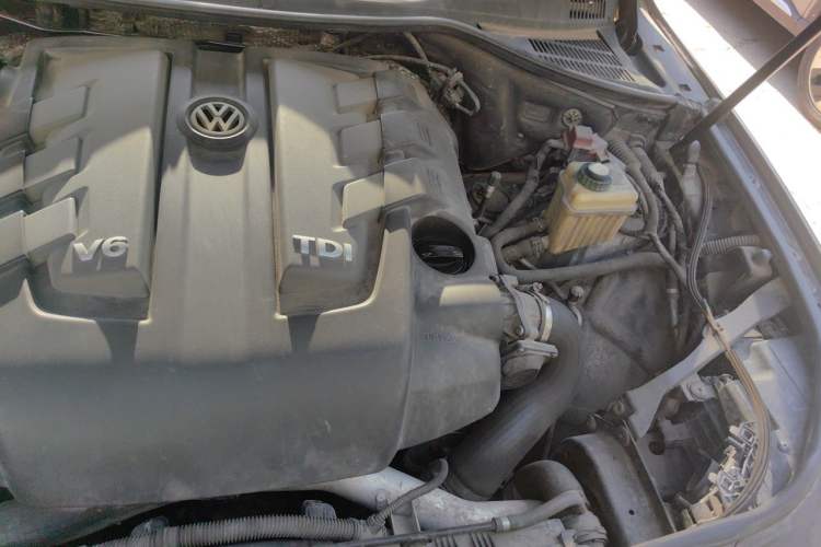 Used Volkswagen Touareg 2011 3.0 TDI Diesel Comfort Version Engine Bay Left