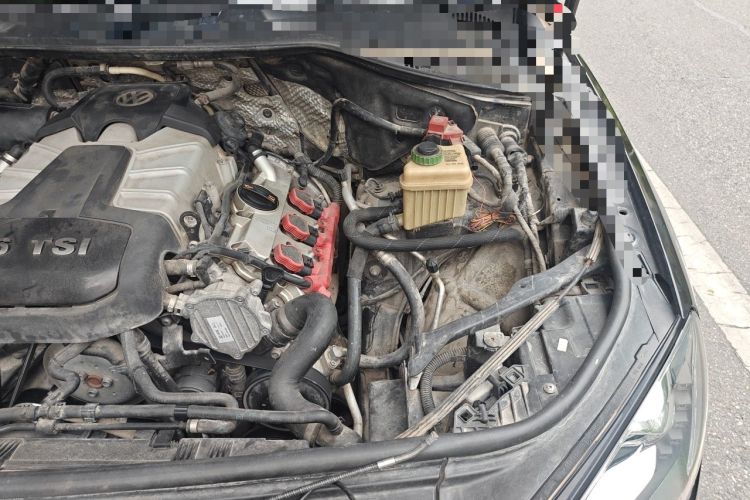 Used Volkswagen Touareg 2011 3.0 TSI Standard Version Engine Bay Left