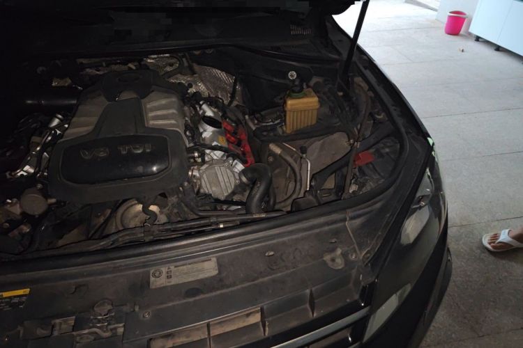 Used Volkswagen Touareg 2011 3.0 TSI Comfort Version Engine Bay Left