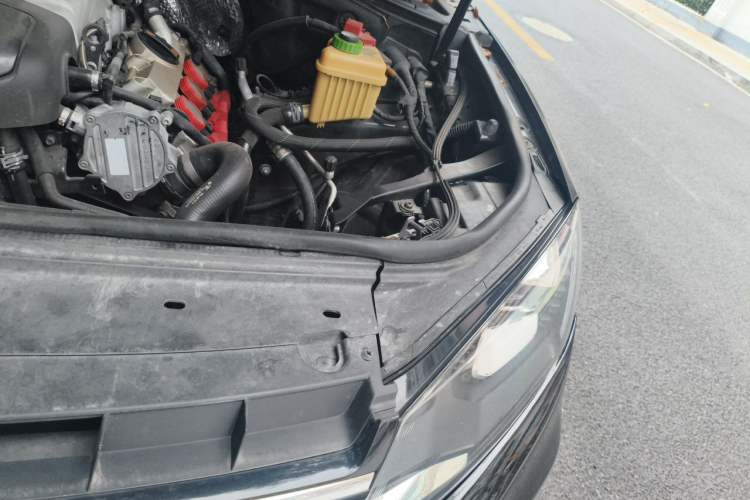Used Volkswagen Touareg 2011 3.0 TSI Comfort Version Engine Bay Left