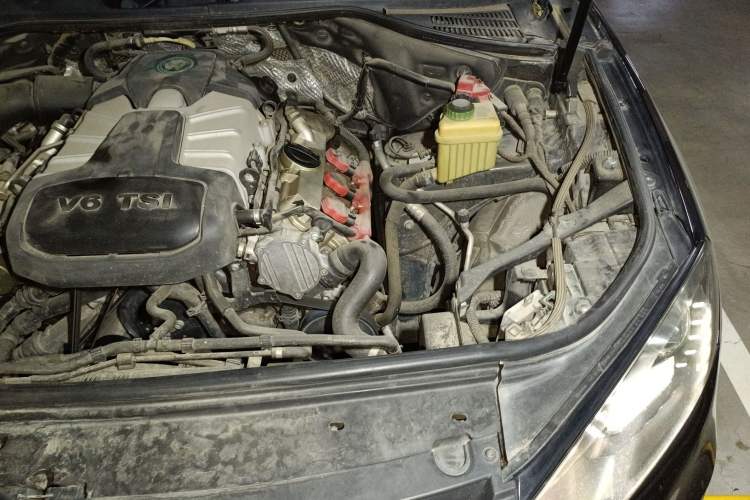 Used Volkswagen Touareg 2011 3.0 TSI Comfort Version Engine Bay Left