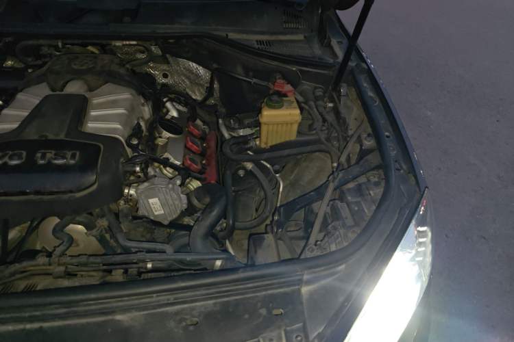 Used Volkswagen Touareg 2011 3.0 TSI High-End Version Engine Bay Left