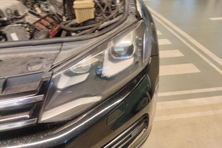 Used Volkswagen Touareg 2011 3.0 TSI High-End Version Engine Bay Left