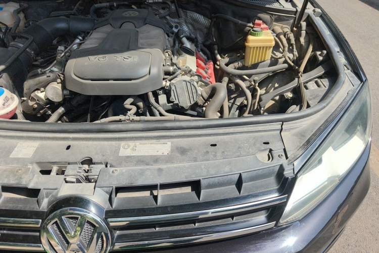Used Volkswagen Touareg 2011 3.0 TSI Standard Version Engine Bay Left