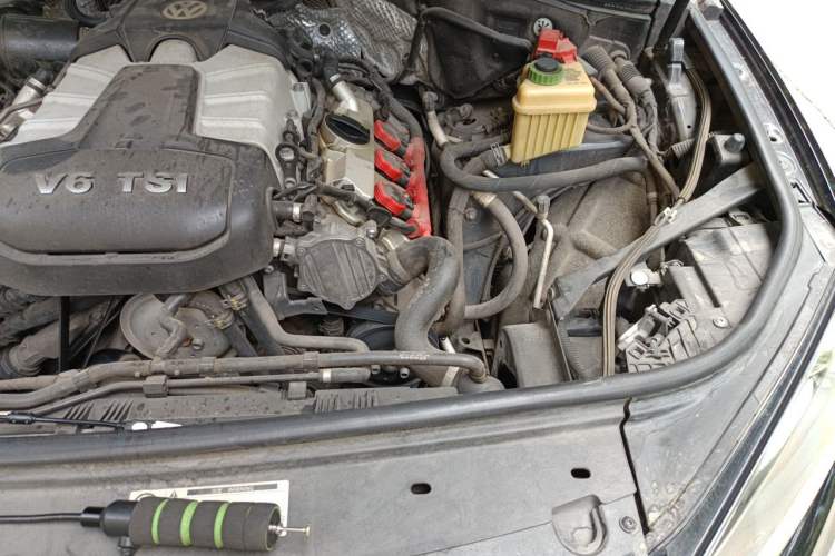 Used Volkswagen Touareg 2011 3.0 TSI High-End Version Engine Bay Left