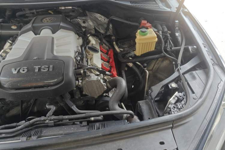 Used Volkswagen Touareg 2011 3.0 TSI High-End Version Engine Bay Left
