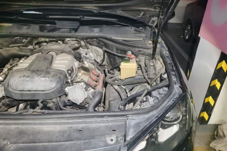 Used Volkswagen Touareg 2011 3.0 TSI Comfort Version Engine Bay Left