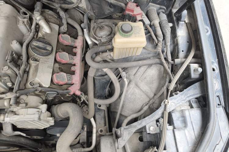 Used Volkswagen Touareg 2011 3.0 TSI High-End Version Engine Bay Left