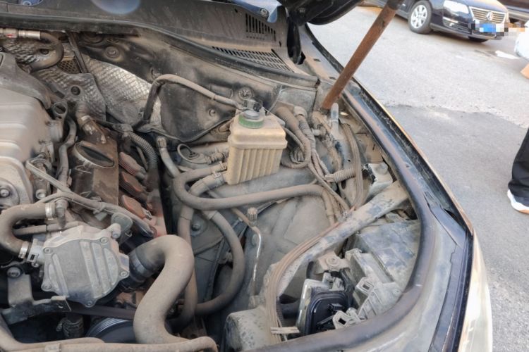 Used Volkswagen Touareg 2011 3.0 TSI High-End Version Engine Bay Left