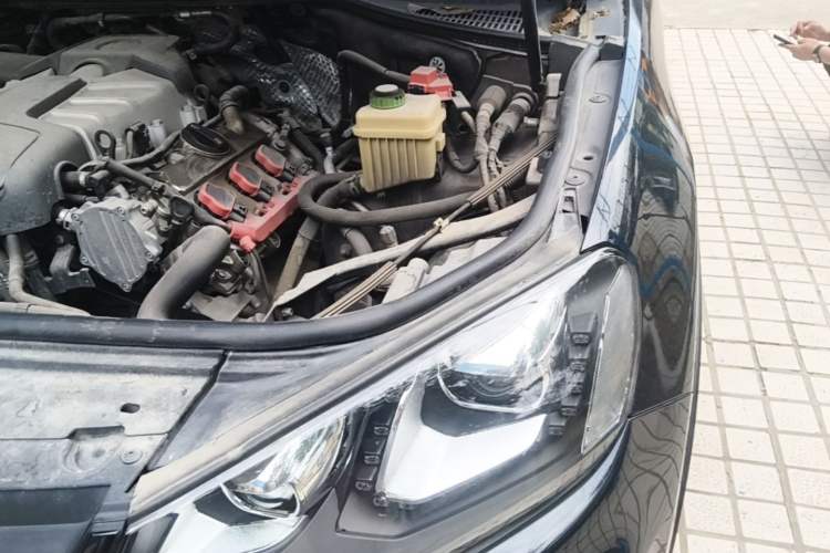 Used Volkswagen Touareg 2011 3.0 TSI Standard Version Engine Bay Left
