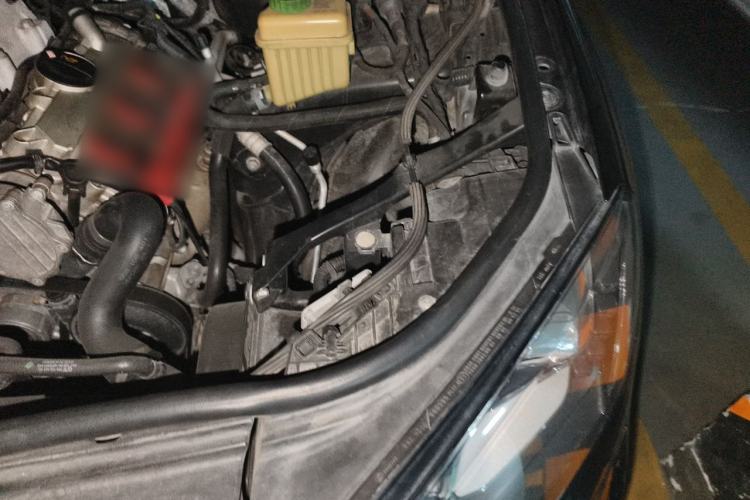 Used Volkswagen Touareg 2011 3.0 TSI High-End Version Engine Bay Left