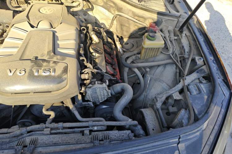 Used Volkswagen Touareg 2011 3.0 TSI Standard Version Engine Bay Left