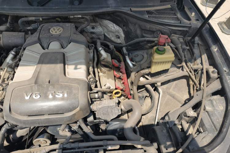 Used Volkswagen Touareg 2011 3.0 TSI Standard Version Engine Bay Left