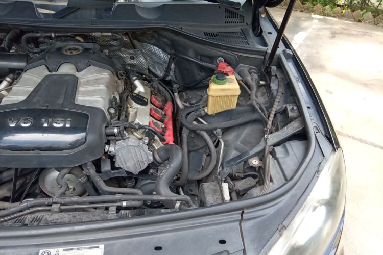 Used Volkswagen Touareg 2011 3.0 TSI Standard Version Engine Bay Left
