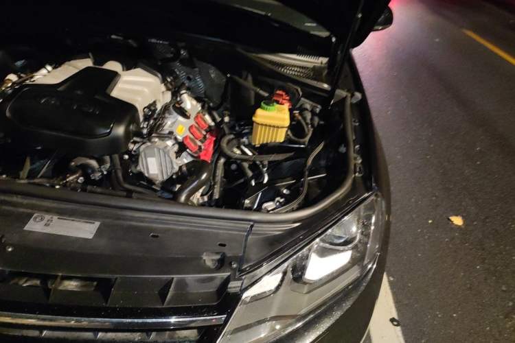 Used Volkswagen Touareg 2011 3.0 TSI High-End Version Engine Bay Left