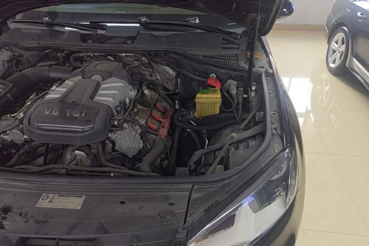 Used Volkswagen Touareg 2011 3.0 TSI Standard Version Engine Bay Left
