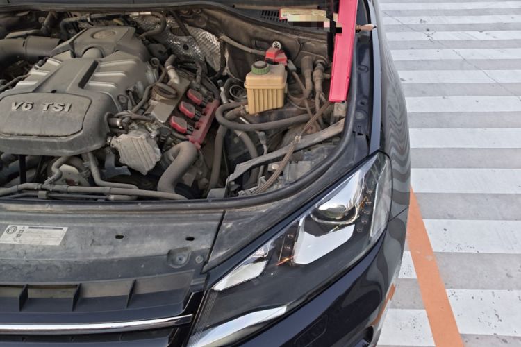 Used Volkswagen Touareg 2011 3.0 TSI Comfort Version Engine Bay Left
