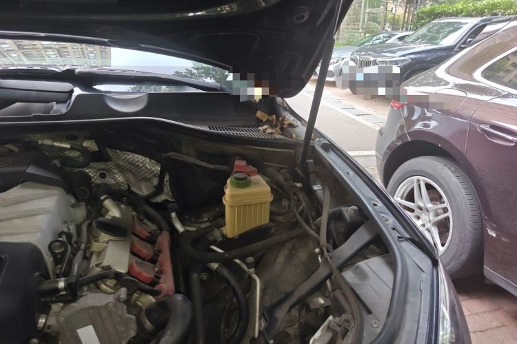 Used Volkswagen Touareg 2011 3.0 TSI High-End Version Engine Bay Left